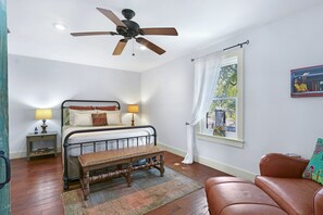 2 bedrooms, WiFi, bed sheets - Camino Ranchito - Rock House I Hot tub, Stargzing (Wimberley)