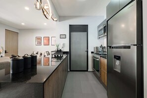 Fridge, microwave, oven, stovetop - 2026 Football Stay | Condo in Roma Norte | Yoga (Ciudad de México)