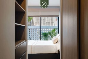 2 habitaciones, escritorio y tabla de planchar con plancha 