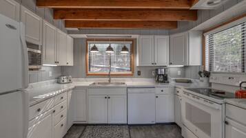 KylskÄp, mikrovÄgsugn, ugn och spishÀll