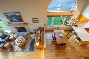 Smart TV, chimenea, videojuegos, oficina
