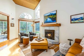 Smart TV, chimenea y videojuegos 