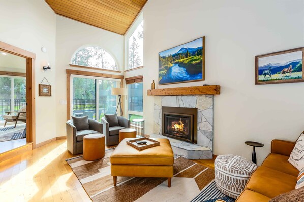 Smart TV, fireplace, video games - FAIR06 - Spacious Condo with Pool Views, Hot Tub (Sunriver)