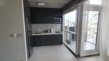 Microondas, horno, parrilla de estufa y utensilios de cocina