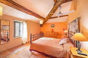 6 bedrooms, in-room safe, laptop workspace, iron/ironing board - Amazing Villa Near The Lake With Pool (Castiglione del Lago)