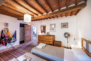 6 bedrooms, in-room safe, laptop workspace, iron/ironing board - Amazing Villa Near The Lake With Pool (Castiglione del Lago)