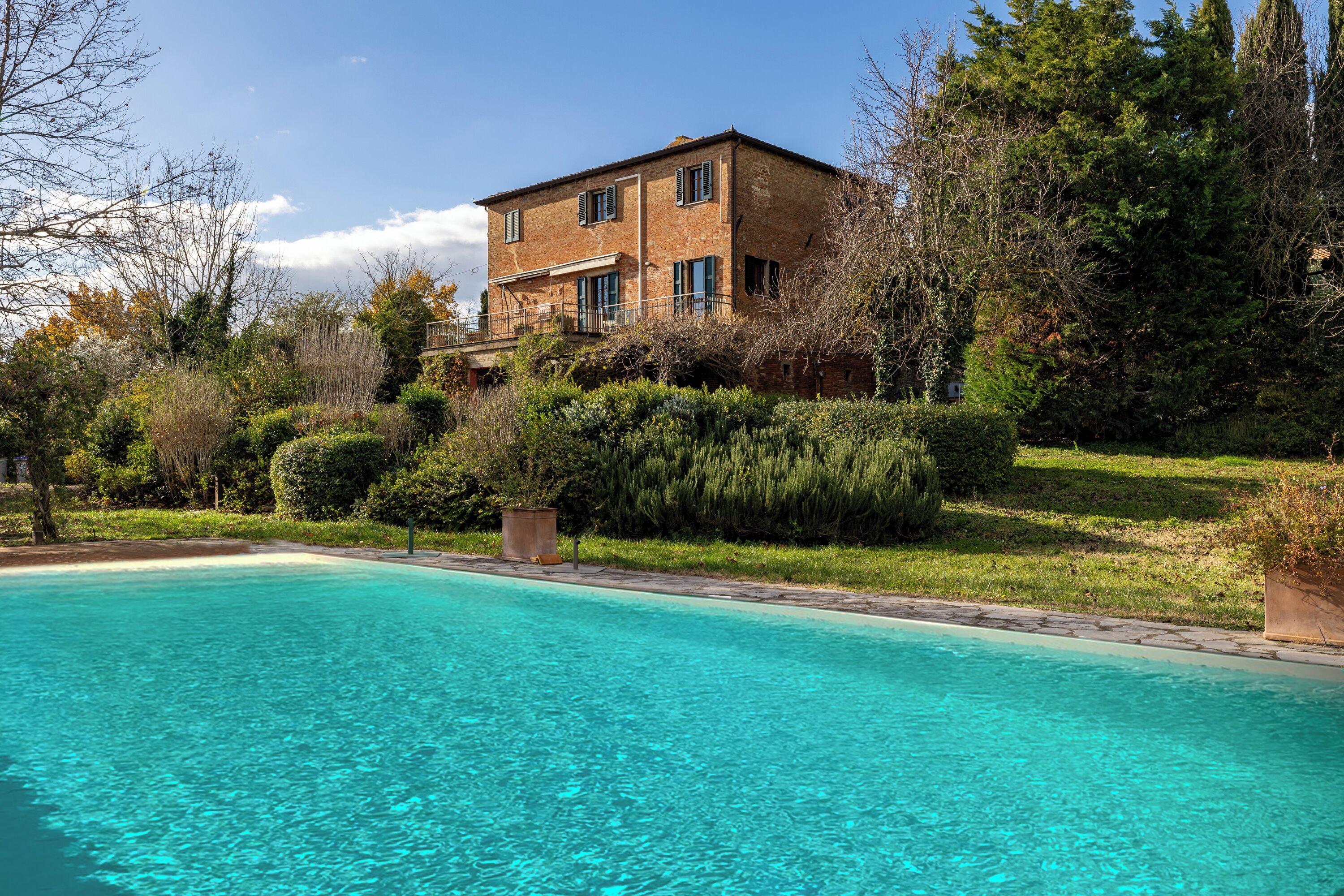 Sesongbasert utendørsbasseng og et oppvarmet basseng