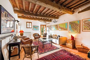 21-inch flat-screen TV with satellite channels, fireplace, DVD player - Amazing Villa Near The Lake With Pool (Castiglione del Lago)