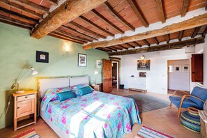 6 soveværelser, pengeskab på værelset