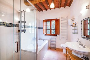 Combined shower/bathtub, hair dryer, bidet, towels - Amazing Villa Near The Lake With Pool (Castiglione del Lago)