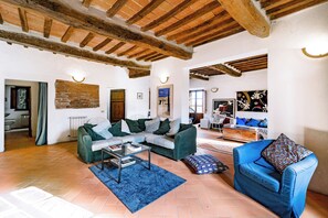 21-Zoll-Flachbildfernseher mit Satellitenempfang, Kamin, DVD-Player