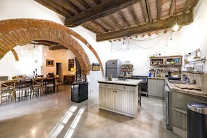 Køleskab, mikrobølgeovn, ovn, kogeplade