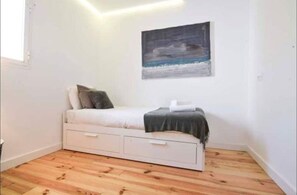 2 bedrooms, iron/ironing board, travel cot, free WiFi