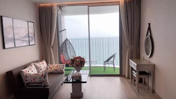 Deluxe Triple Room | Private kitchen | Mini-fridge