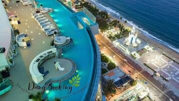 Hồ bơi ngoài trời