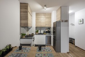 Apartamento conforto | Cozinha privada | Geladeira grande, micro-ondas, fogão, cooktop