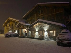 A snow-covered lodge with a stone facade and wooden exterior. - View mountain, fitness, sauna, balcony, parking, tv, ski locker, 126m², La Rosière (Montvalezan)