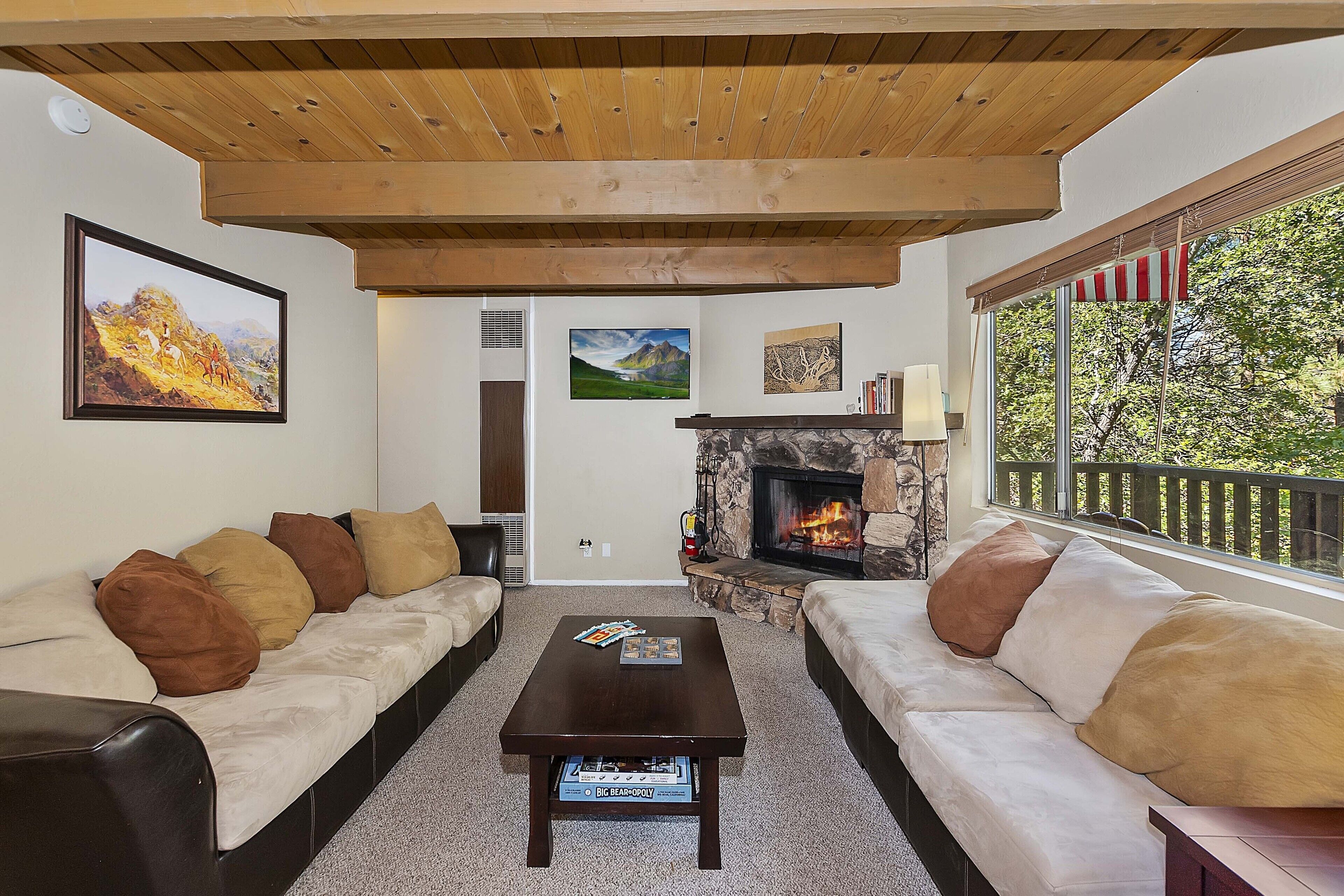 Gambrel Style home, Wood Fireplace, Propane BBQ, Perfect for all Seasons!