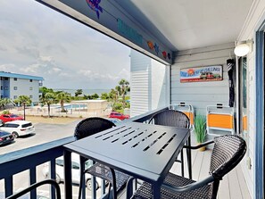 Outdoor dining - Beach Racquet A209 | Easy Walk to Beach & Community Pools! (Tybee Island)
