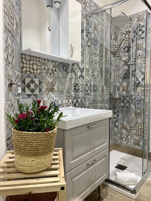 Doccia, asciugacapelli, bidet, asciugamani