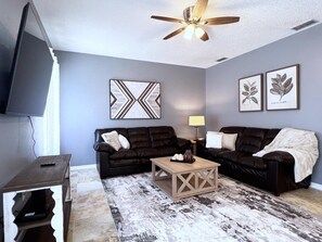 House, 4 Bedrooms | Living area