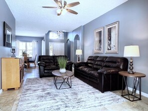 House, 4 Bedrooms | Living area