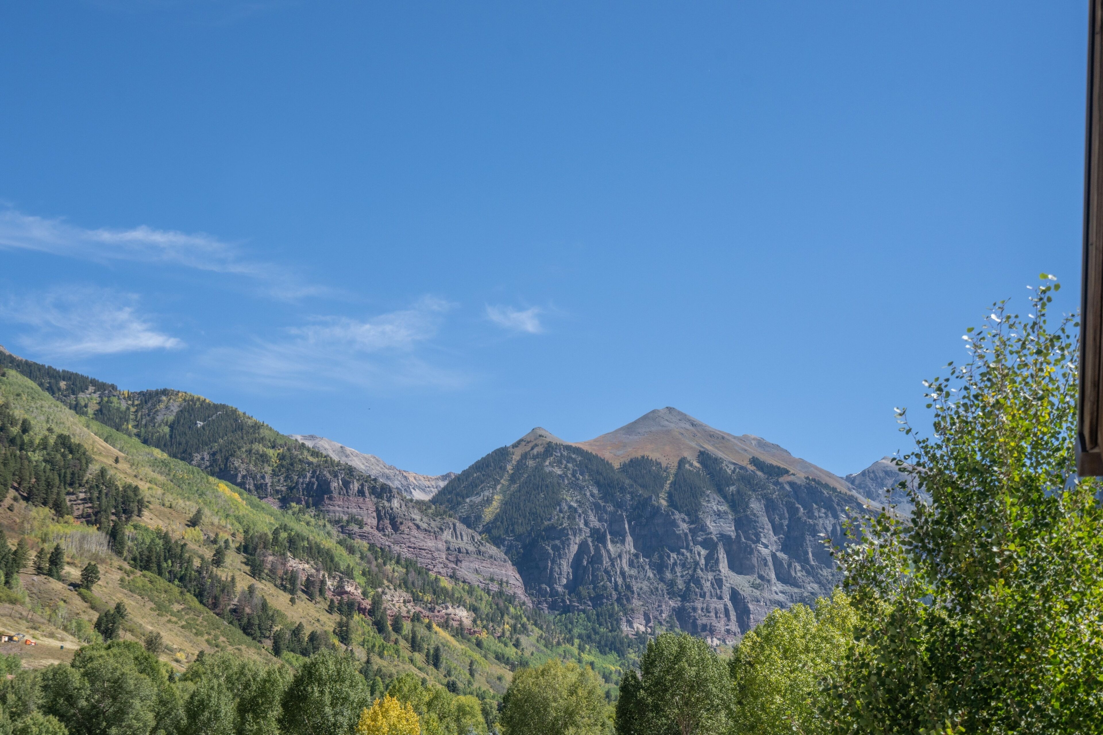 Eine Berglandschaft mit blauem Himmel.
