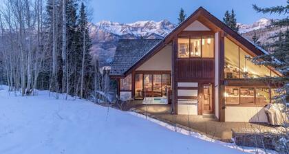 Slopeside Chalet 4 Bedroom Home by RedAwning