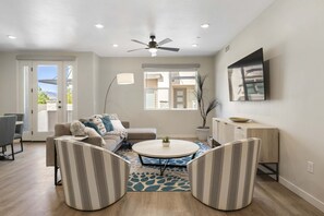 Condo, 3 habitaciones | Área de sala de estar | Smart TV y servicios de streaming 