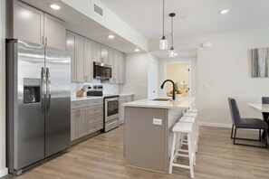 Appart'hôtel, 3 chambres | Cuisine privée | Réfrigérateur, four, cafetière/bouilloire, grille-pain