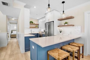 Kylskåp, mikrovågsugn, ugn och spishäll