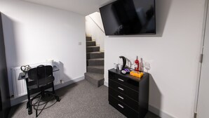 Room 3 | 1 bedroom, laptop workspace, blackout drapes, soundproofing - 88 Union St (Maidstone)