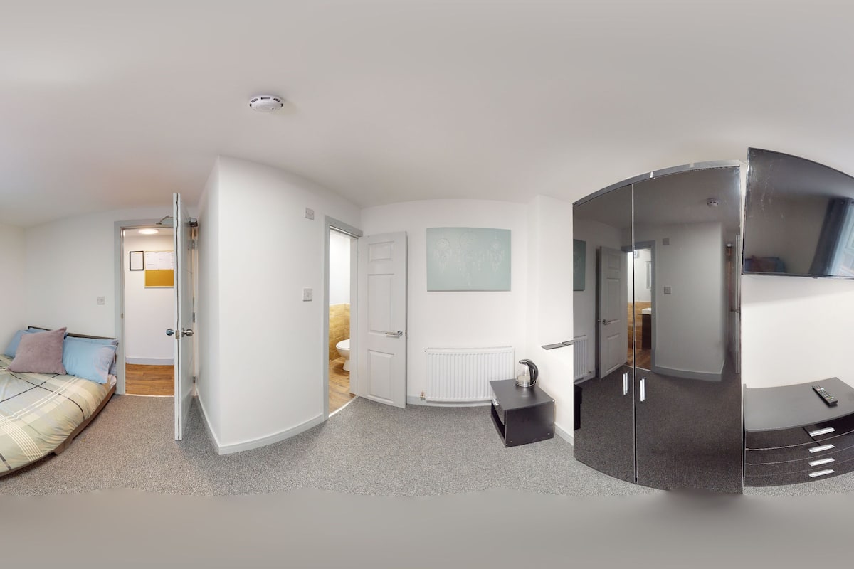 Room 1 | 1 bedroom, laptop workspace, blackout drapes, soundproofing