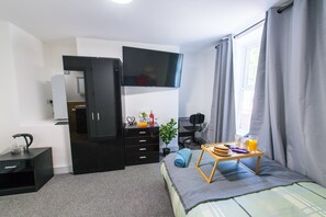Room 1 | 1 bedroom, laptop workspace, blackout drapes, soundproofing - 88 Union St (Maidstone)