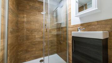 Room 6 | Bathroom
