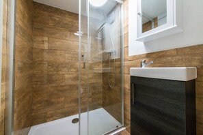 Room 6 | Bathroom - 88 Union St (Maidstone)