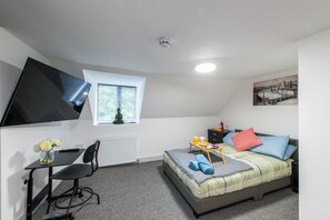 Room 6 | 1 Schlafzimmer, laptopgeeigneter Arbeitsplatz, Verdunkelungsvorhänge
