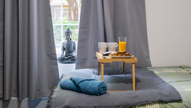 Room 1 | 1 bedroom, laptop workspace, blackout drapes, soundproofing - 88 Union St (Maidstone)