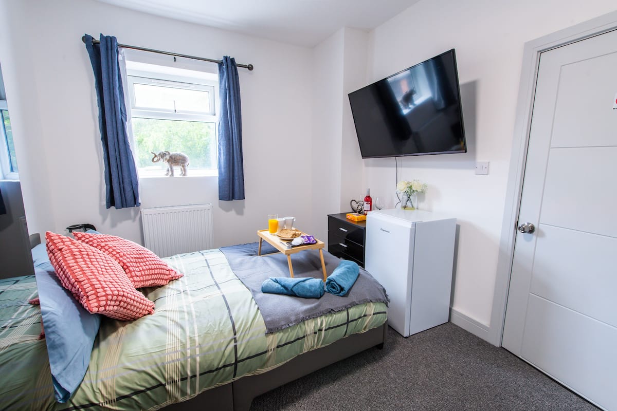 Room 5 | 1 bedroom, laptop workspace, blackout drapes, soundproofing