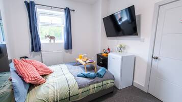 Room 5 | 1 bedroom, laptop workspace, blackout curtains, soundproofing