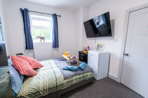 Room 5 | 1 bedroom, laptop workspace, blackout drapes, soundproofing - 88 Union St (Maidstone)