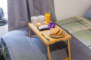 Microwave, electric kettle - 88 Union St (Maidstone)