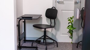 Room 5 | 1 bedroom, laptop workspace, blackout drapes, soundproofing - 88 Union St (Maidstone)