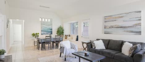 Ferienhaus, Mehrere Betten, Terrasse, Gartenblick | Wohnbereich | Fernseher, Kamin