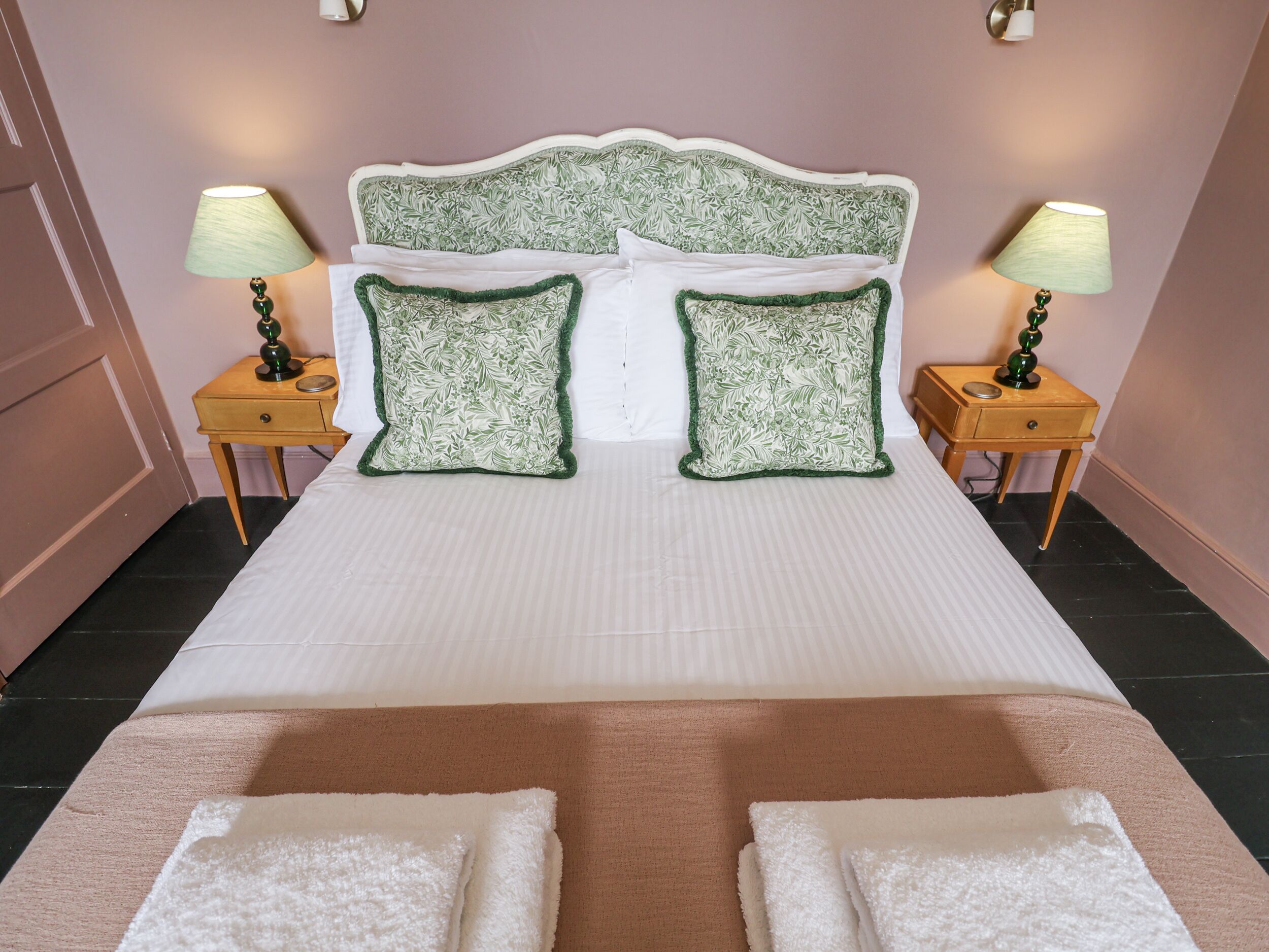 3 habitaciones, decoración personalizada y muebles diferentes 