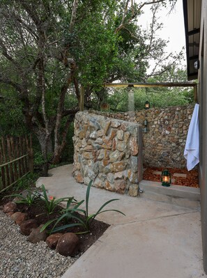 Executive Suite | Bathroom shower - Grace of Africa (Nkomazi)