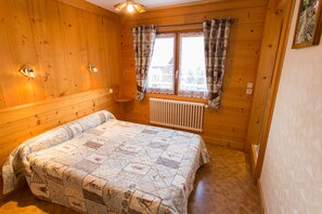 2 bedrooms, iron/ironing board, free WiFi