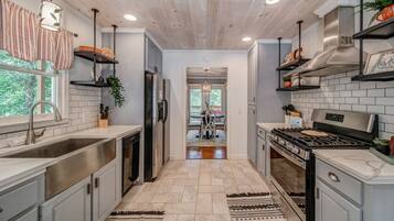 House, Multiple Beds, Balcony | Private kitchen | Fridge, microwave, oven, stovetop