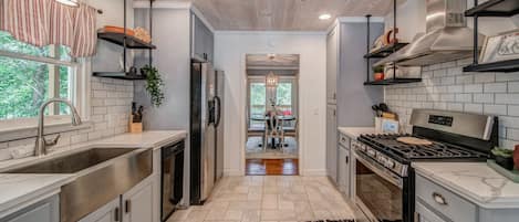 House, Multiple Beds, Balcony | Private kitchen | Fridge, microwave, oven, stovetop