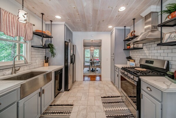 House, Multiple Beds, Balcony | Private kitchen | Fridge, microwave, oven, stovetop - Ciel Bleu (Ellijay)